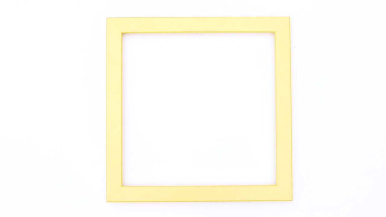 학교 서류는 노란색 프레임 안에 나타납니다. 학교로 돌아가는 움직임을 멈추십시오.