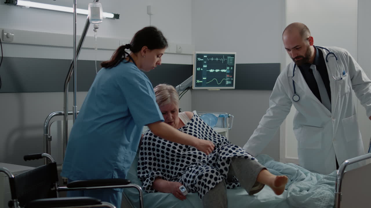 Team di infermieri e medici che assistono una donna malata
