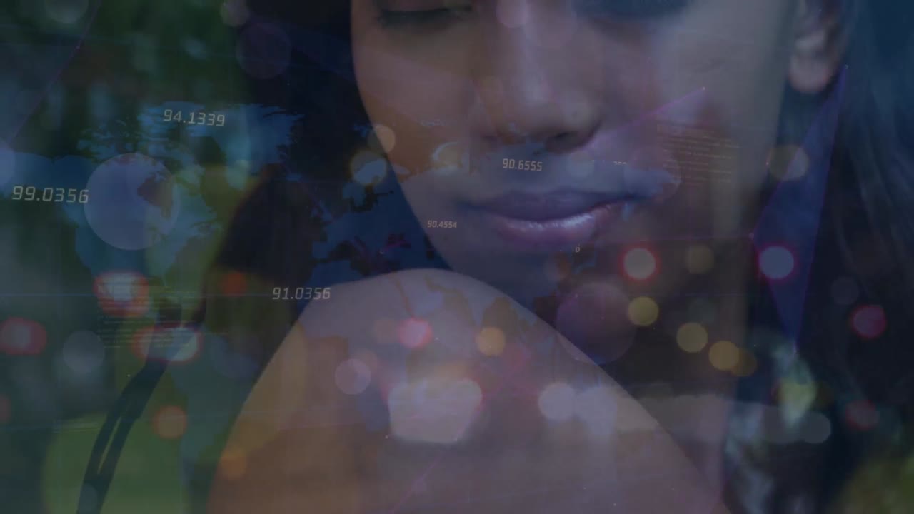 animación de números y puntos sobre la cara de una mujer caucásica