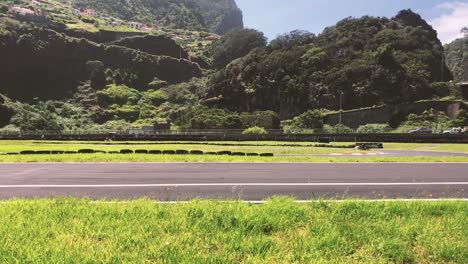 Professionelle-Rennfahrer,-Die-An-Einem-Sonnigen-Sommertag-Auf-Der-Rennstrecke-Rasen---Kartrennen,-Kartfahren