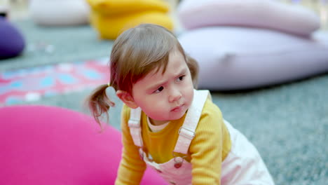 Linda-Niñita-Con-Expresión-Facial-Seria-En-El-área-De-Niños-De-Un-Centro-Comercial