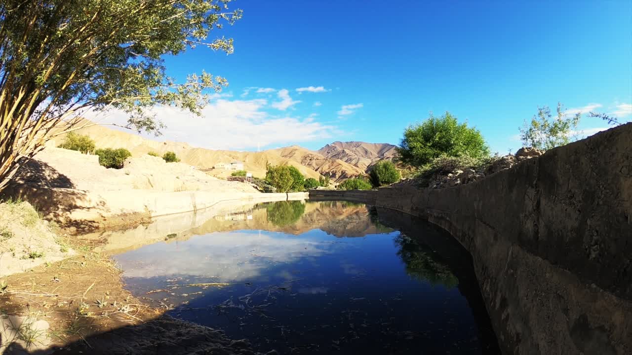 depósito de agua corriente un río estanque en la estación montañosa de kargil ladakh