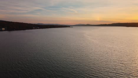 Puesta-De-Sol-En-Un-Río-Ancho