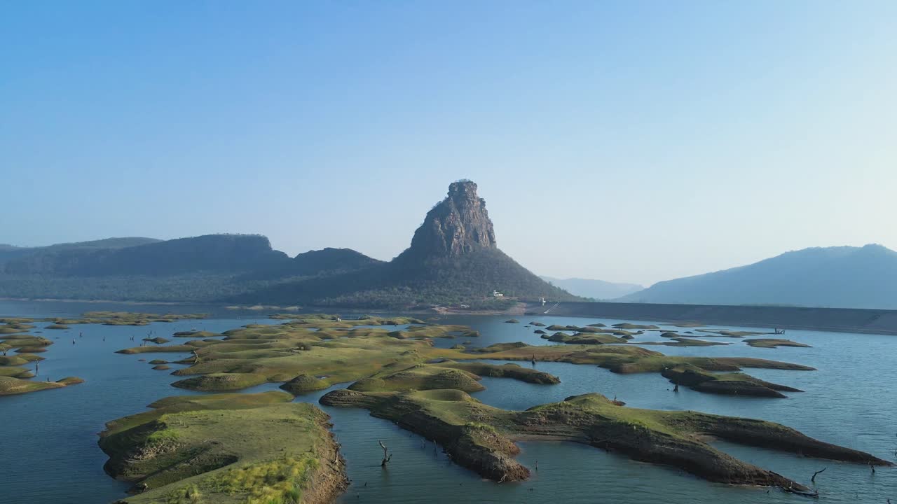 captura aérea de la presa de karamchat en bihar, destacando el cuerpo de agua y la estructura de la presa.