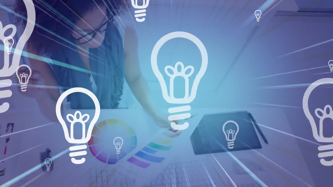 문서를 들고 있는 사업가 여성 위 에 있는 전구 아이콘 의 애니메이션