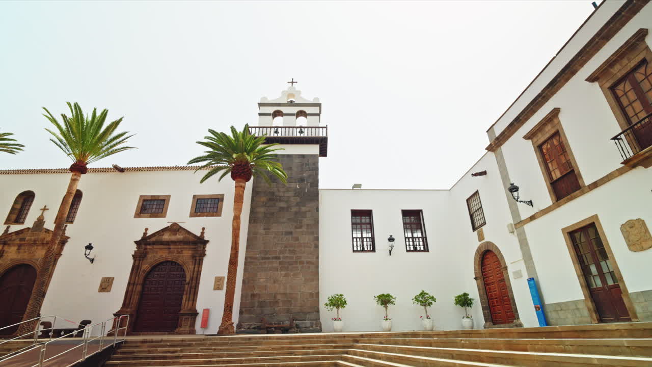 vista panorámica de la iglesia de santa ana en tenerife, islas canarias, españa.