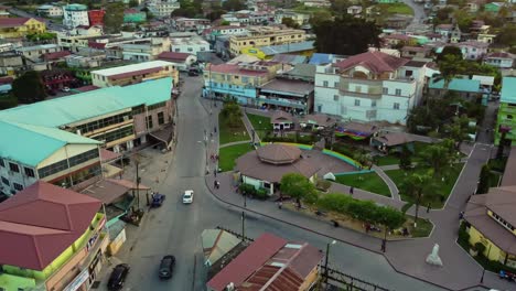 Aéreo-Sobre-La-Colorida-Ciudad-De-San-Ignacio-En-Belice