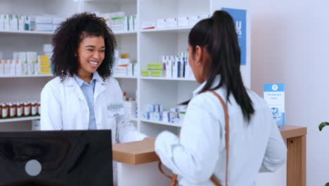 Farmacéutico-Ayudando-A-Un-Cliente-A-Pagar