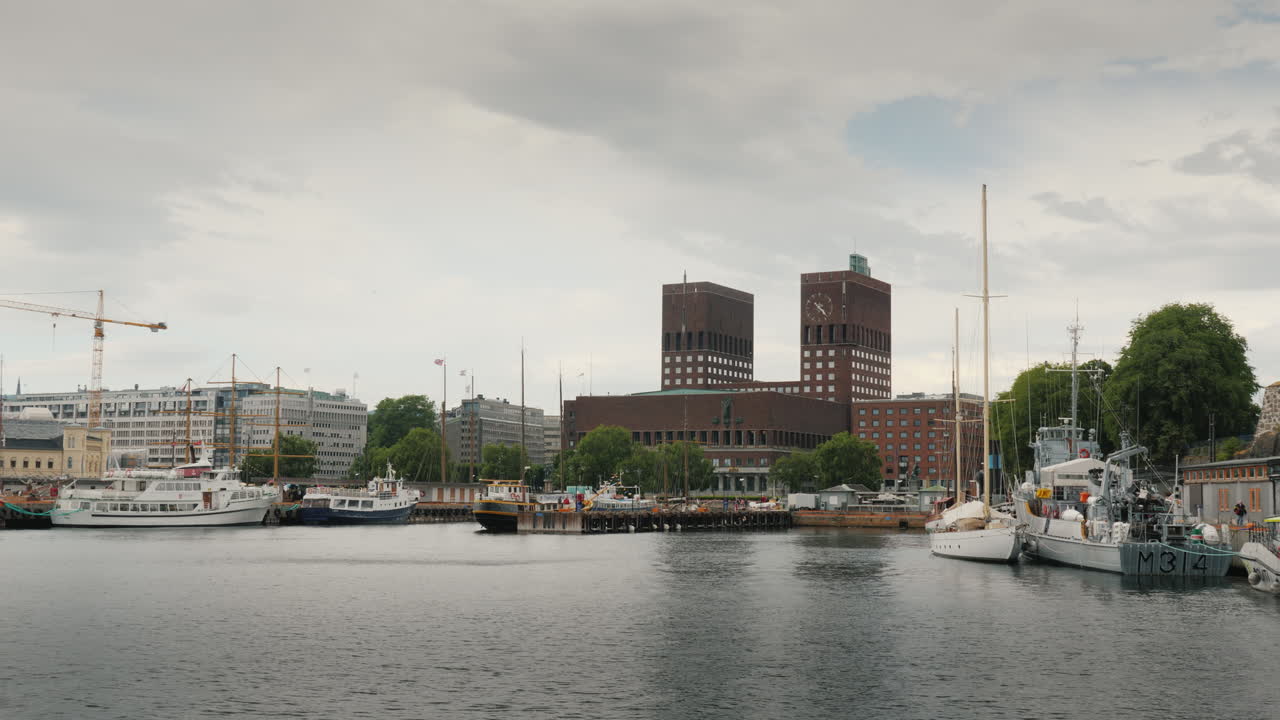 la gente pasea por el edificio del parlamento en oslo