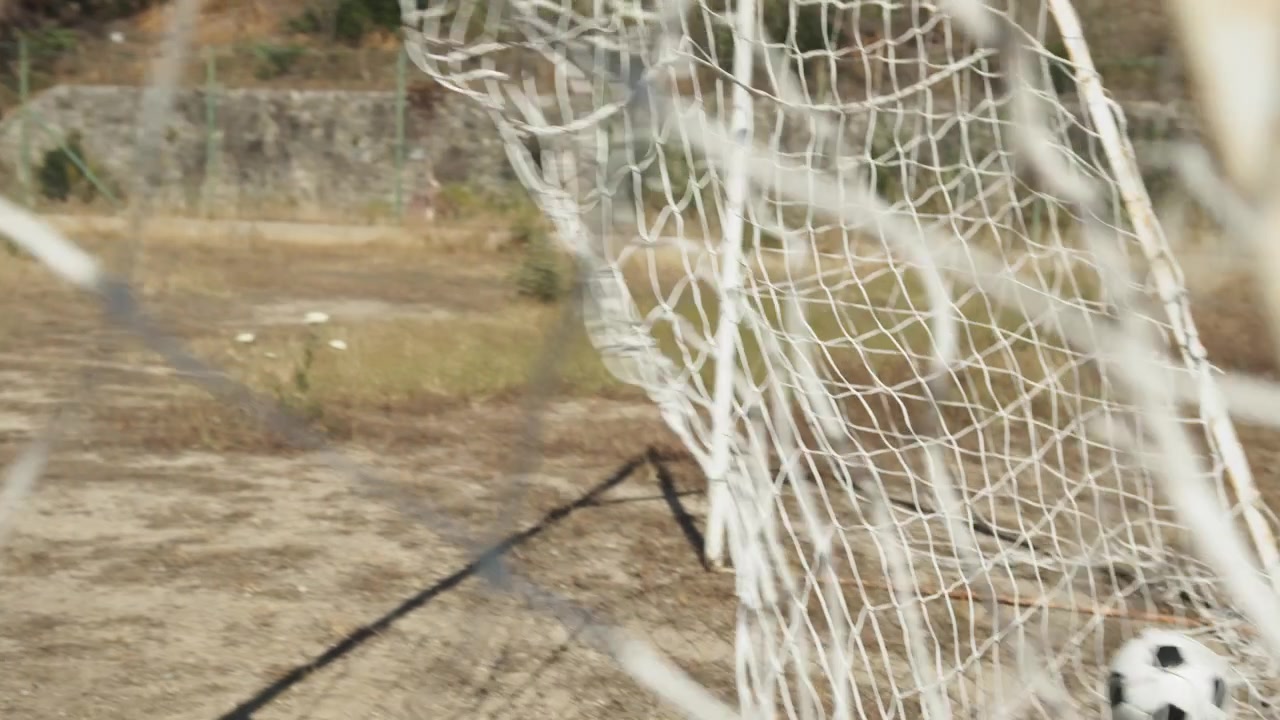 Gol su rigore visto da dietro il palo della porta