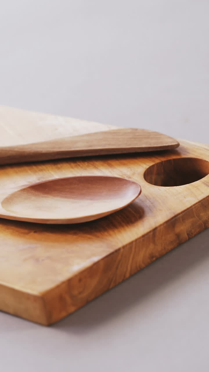 cuchara y espátula de madera en tablero de madera