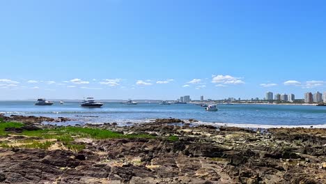 Horizonte-De-Punta-Del-Este,-Con-Yates,-Playa-Y-Olas-Al-Frente,-Uruguay,-Verano