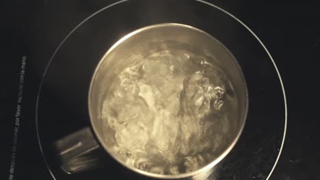 Metalltopf-Mit-Kochendem-Wasser-In-Zeitlupe