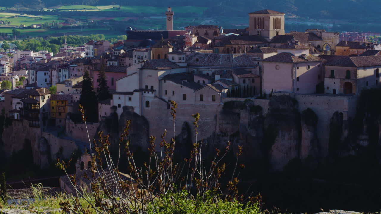 impresionantes vistas de las casas colgadas en los acantilados de cuenca, españa - acercar