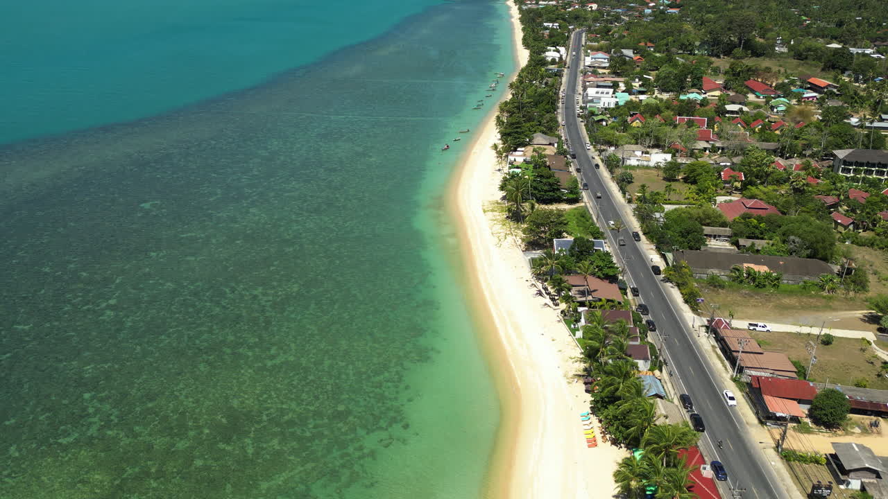 Splendide spiagge di sabbia bianca e barriera corallina costiera della costa nord di Koh Samui e Mae Nam