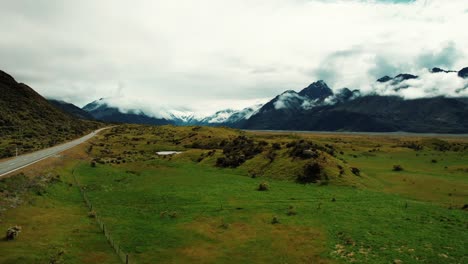 Parque-Nacional-Del-Monte-Cook,-Drone-De-Nueva-Zelanda-De-La-Carretera-Del-Valle-Con-Montañas