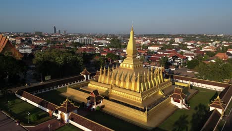 Toma-Aérea-De-Un-Dron-De-La-Estupa-Dorada-De-Phha-That-Luang-En-Vientiane,-Laos