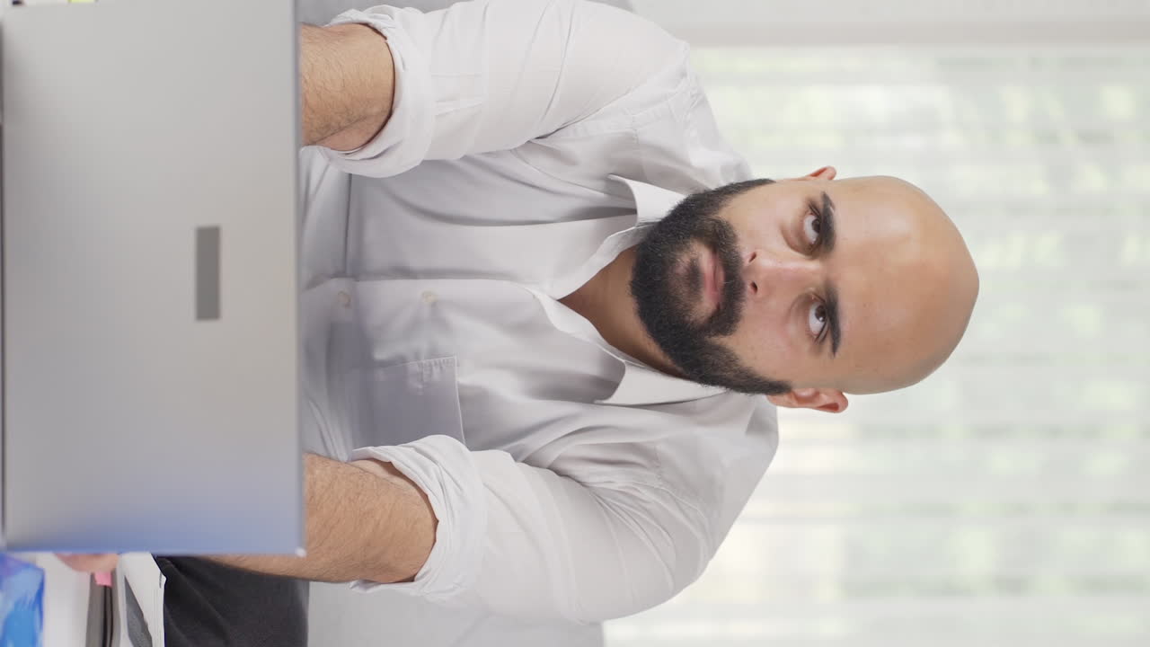 vídeo vertical de un trabajador de oficina en casa que trabaja por cuenta propia.