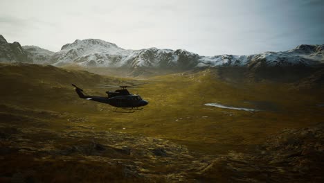 cámara lenta helicóptero de la época de la guerra de vietnam en las montañas