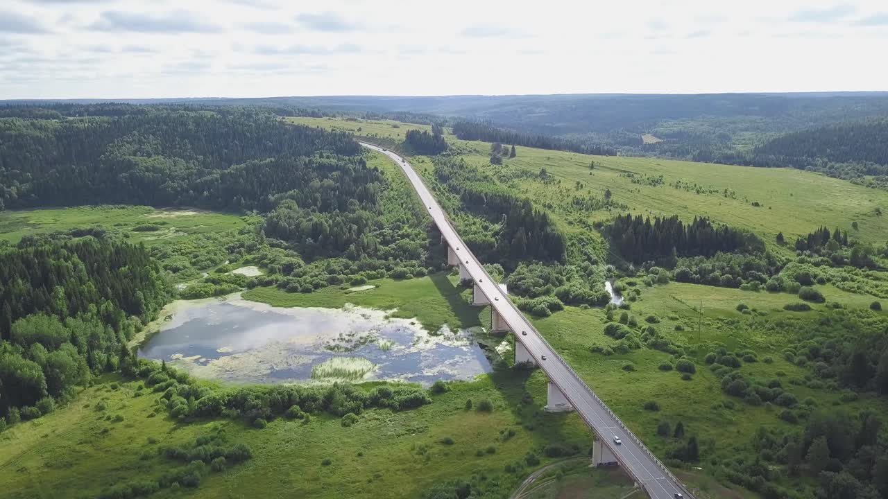 강 을 가로지르는 다리 와 울창 한 풍경 의 공중 사진