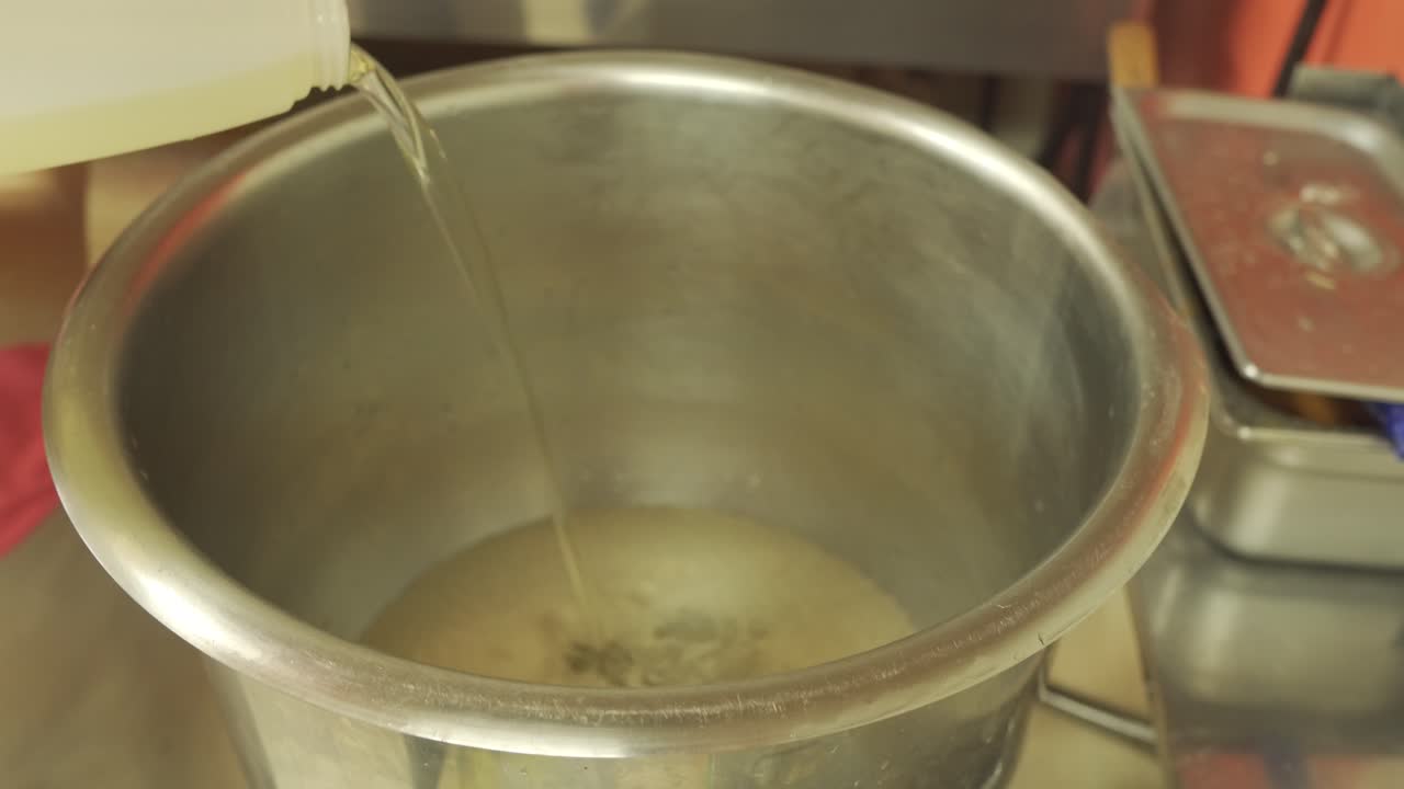 Olio versato in una grande ciotola per impastare