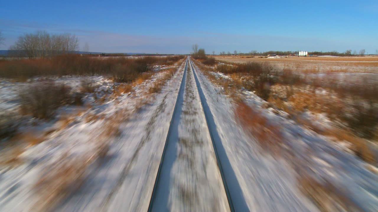 pov de lapso de tiempo desde la parte delantera de un tren que pasa por un paisaje nevado