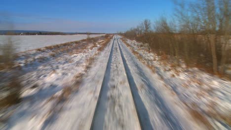 Zeitraffer-Pov-Von-Der-Vorderseite-Eines-Zuges,-Der-Durch-Eine-Verschneite-Landschaft-Fährt