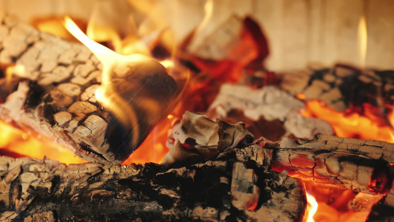 фотографии с семейного отдыха, горящие в камине