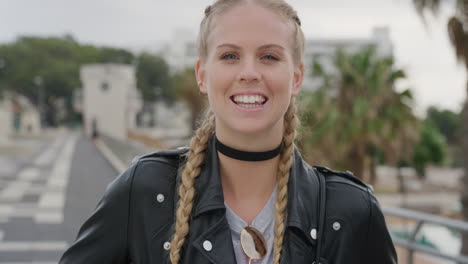 Retrato-Elegante-Joven-Mujer-Rubia-Riendo-Feliz-Disfrutando-De-Un-Estilo-De-Vida-Independiente-Atractiva-Mujer-Caucásica-Con-Chaqueta-De-Cuero