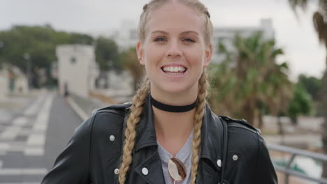 retrato de una joven rubia con estilo riendo feliz disfrutando de un estilo de vida independiente mujer caucásica atractiva con chaqueta de cuero