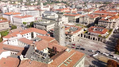 Campanario-En-Construcción-En-El-Centro-De-Bérgamo,-Vista-Aérea-Orbti