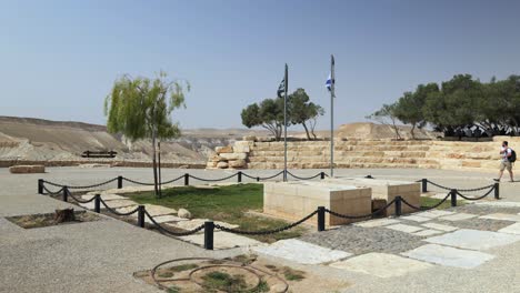 Israelische-Flagge-Und-Reisende-Am-Grab-Von-Ben-Gurion-In-Sde-Boker,-Israel