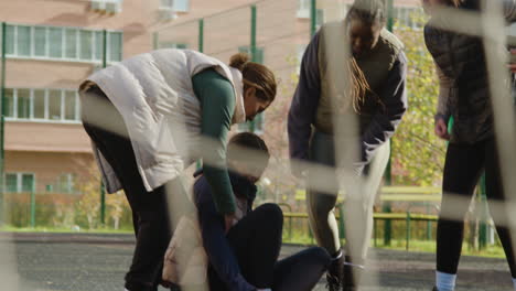 una mujer sufrió una lesión durante un partido de fútbol.