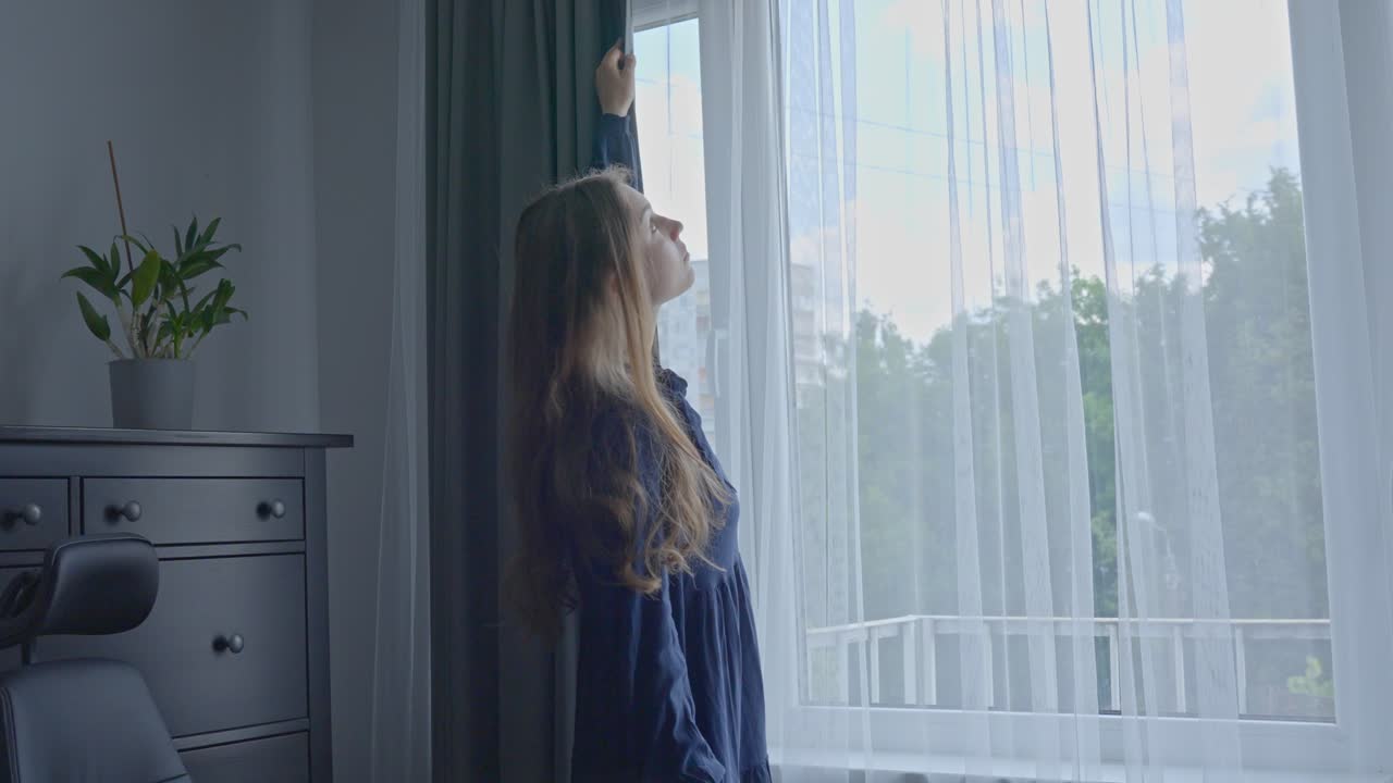 하녀 가정주부 여자 일하고 커튼을 닫는, 뒷면