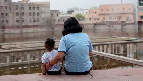 Una-Joven-Madre-Aislada-Y-Un-Lindo-Hijo-Pequeño-Disfrutando-De-La-Convivencia-Sentados-Al-Aire-Libre-Por-La-Noche