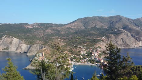 video aéreo con vista de pájaro de drones del hermoso y pintoresco colorido pueblo pesquero tradicional de assos en la isla de cefalonia, jónico, grecia