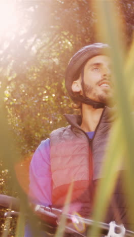 pareja de ciclismo de montaña apuntando a la naturaleza
