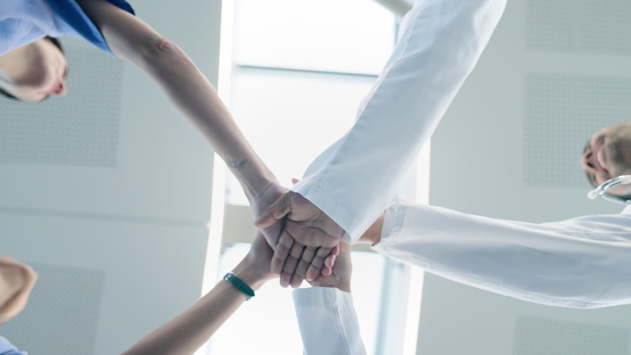 médico, equipo y médicos manos apiladas para el apoyo