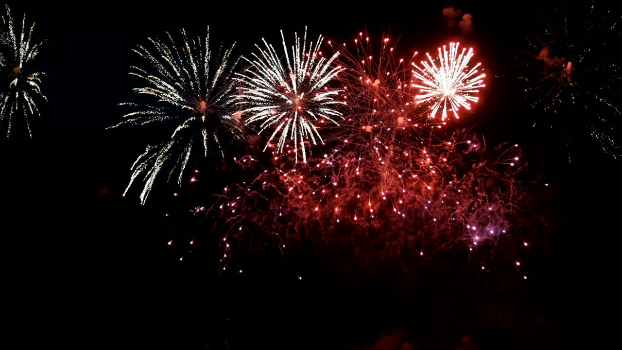 fuegos artificiales en el cielo nocturno