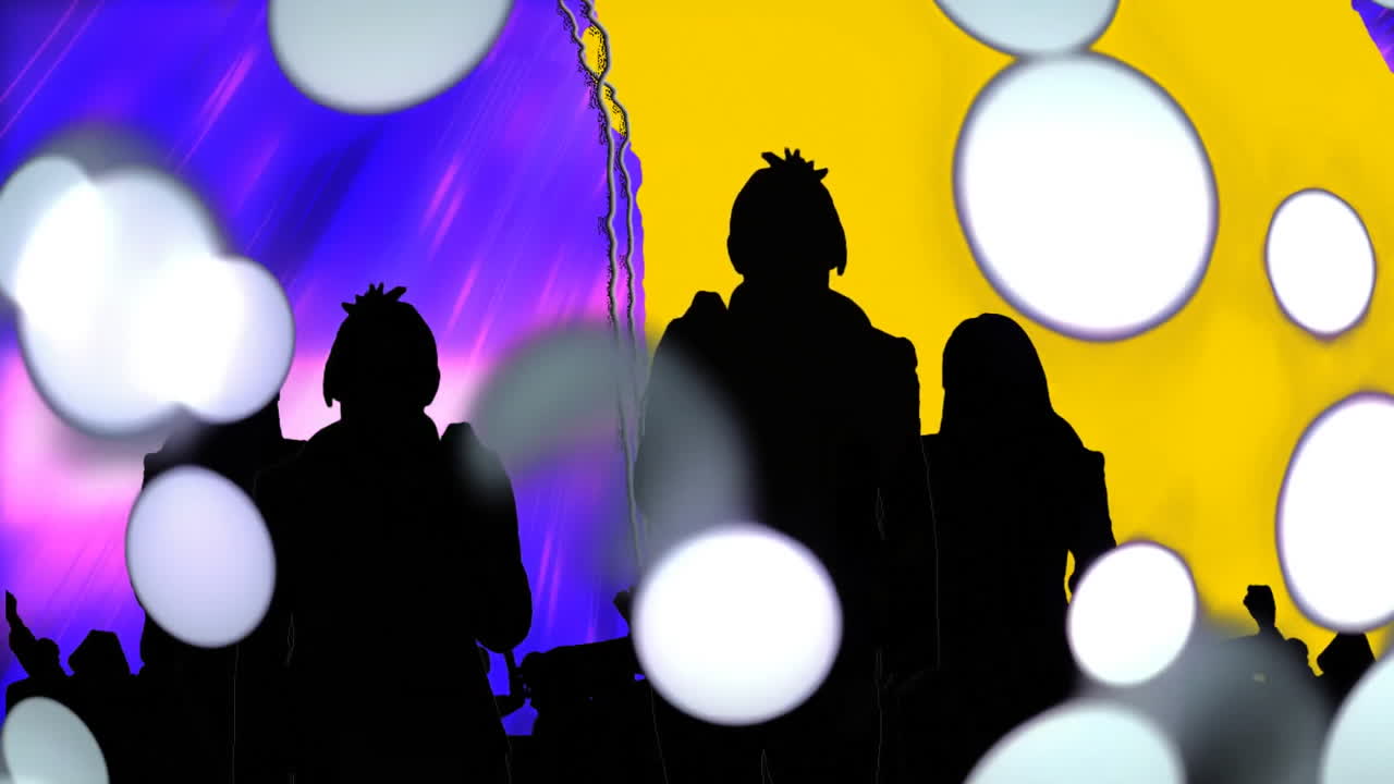 보라색에 오렌지색 불빛을 가진 실루 ⁇  댄서