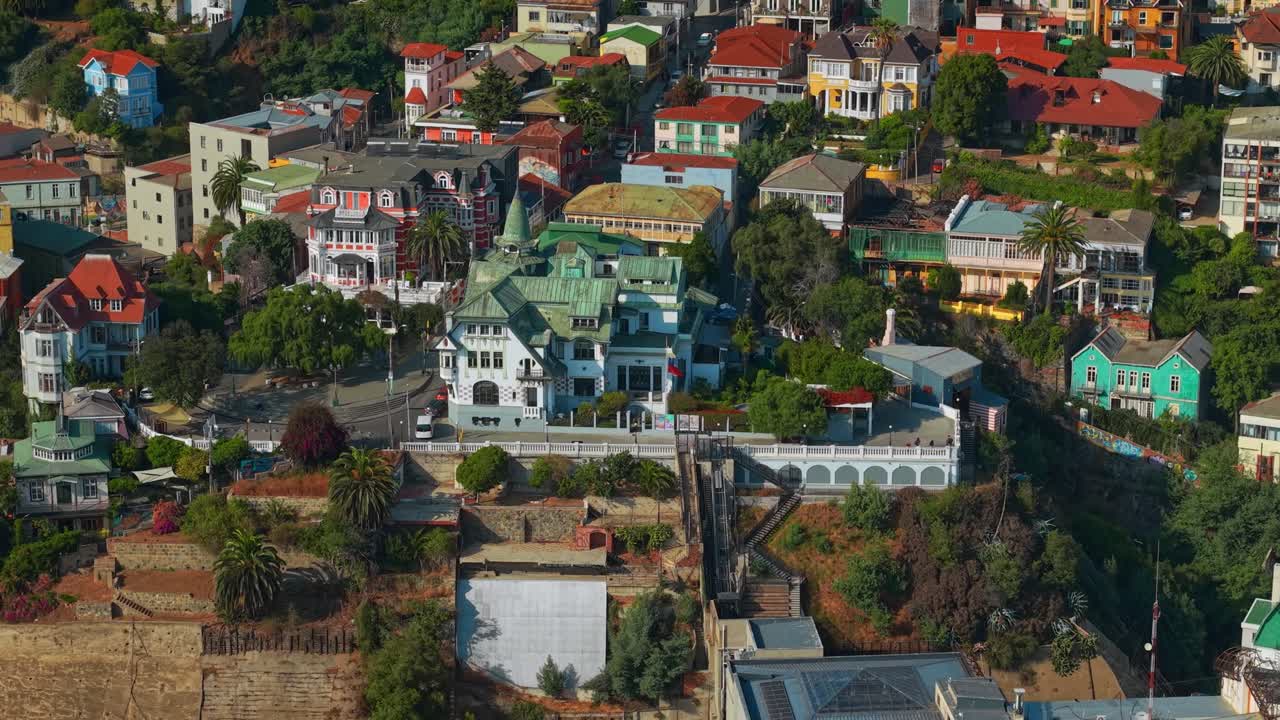 Przelot z powietrza nad Muzeum Sztuk Pięknych Pałac Baburizza w Valparaiso, Chile. Widok z lotu ptaka na Paseo Yugoslavo.