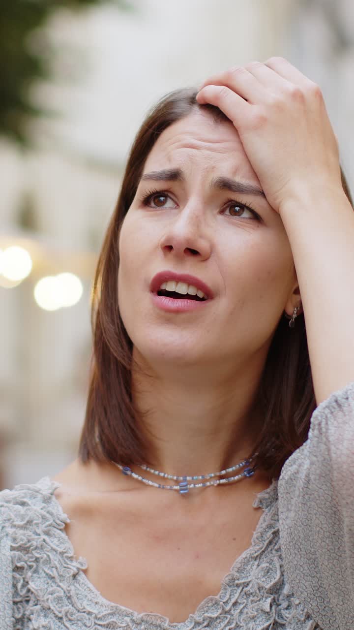 Sorpresa giovane donna usa smartphone perde cattive notizie perdita di fortuna fallisce all'aperto in strada della città