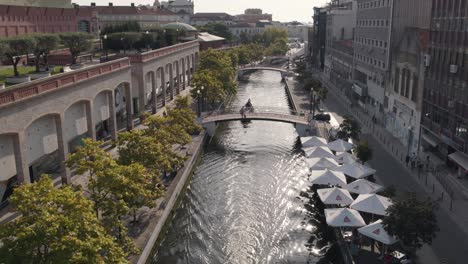 canoas turísticas masivas navegando por el canal de la ciudad de aveiro en portugal, vista aérea