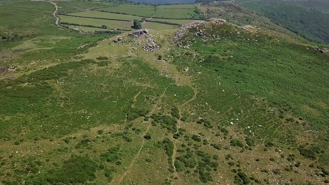 virada aérea de gran angular extrema desde sharp tor en dartmoor, inglaterra