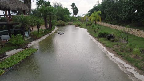 Ein-Teich-Während-Der-Regenzeit,-Umgeben-Von-Grüner-Vegetation,-Die-Hauptsächlich-Aus-Palmen-Besteht