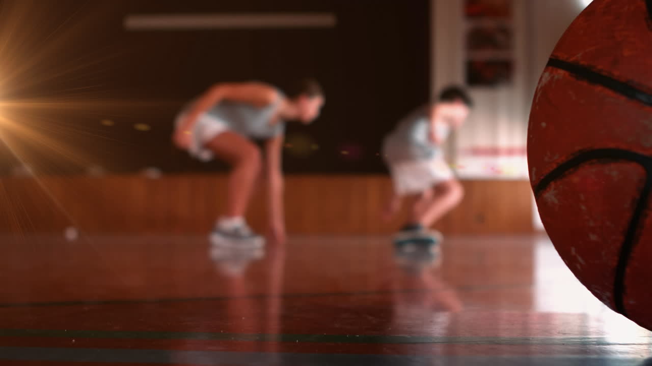 animación de puntos de luz sobre diversos escolares corriendo en el gimnasio