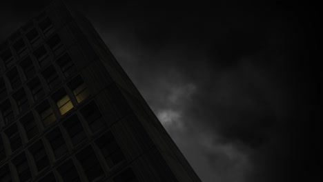 linterna en una ventana por la noche