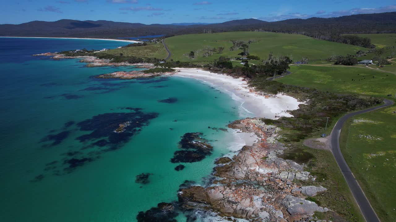 Suicide Beach con paesaggio marino turchese in Tasmania, Australia - Ripresa aerea