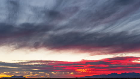 Rayas-De-Luz-De-Color-Rojo-Brillante-Y-Rosa-Fuerte-A-Través-De-Las-Nubes-En-El-Timelapse-De-La-Puesta-Del-Sol