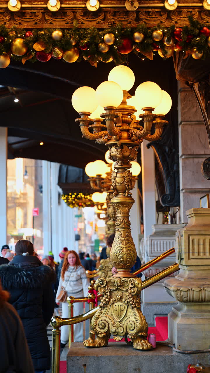 New York, USA, 12 dicembre 2025: ingresso di un hotel di lusso con decorazioni natalizie. Ingresso decorato di un hotel con decorazioni natalizie a Manhattan durante la stagione invernale